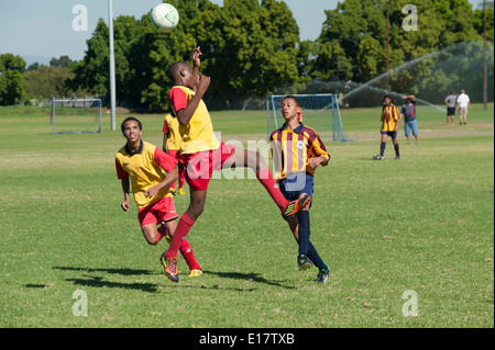 Joueurs de football junior tête, Cape Town, Afrique du Sud Banque D'Images