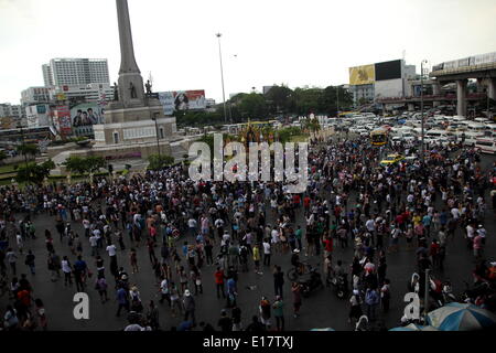 Bangkok, Thjailand. 25 mai 2014. Des manifestants anti-putsch prennent part à un rassemblement au monument de la victoire. Plusieurs centaines de manifestants se sont réunis dans le centre de Bangkok, défiant un décret de loi martiale qui interdit l'assemblée publique. L'armée thaïlandaise a pris le pouvoir dans le coup le 22 mai après des mois de manifestations de rue et des troubles politiques. Crédit : John Vincent/Alamy Live News Banque D'Images