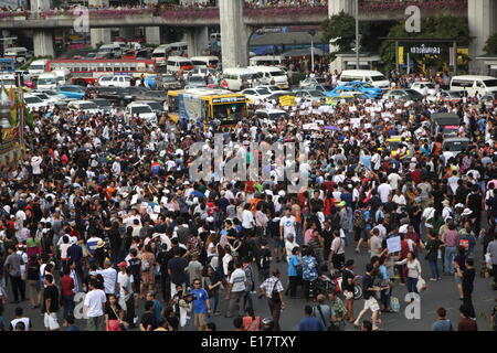 Bangkok, Thjailand. 25 mai 2014. Des manifestants anti-putsch prennent part à un rassemblement au monument de la victoire. Plusieurs centaines de manifestants se sont réunis dans le centre de Bangkok, défiant un décret de loi martiale qui interdit l'assemblée publique. L'armée thaïlandaise a pris le pouvoir dans le coup le 22 mai après des mois de manifestations de rue et des troubles politiques. Crédit : John Vincent/Alamy Live News Banque D'Images