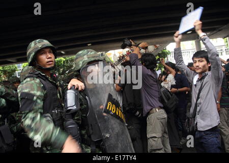 Bangkok, Thjailand. 25 mai 2014. Manifestant leur slogan contient jusqu'au cours d'un centre-ville en images rallly le 25 mai 2014. Plusieurs centaines de manifestants se sont réunis dans le centre de Bangkok, défiant un décret de loi martiale qui interdit l'assemblée publique. L'armée thaïlandaise a pris le pouvoir dans le coup le 22 mai après des mois de manifestations de rue et des troubles politiques. Crédit : John Vincent/Alamy Live News Banque D'Images