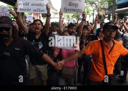 Bangkok, Thjailand. 25 mai 2014. Manifestant leur slogan contient jusqu'au cours d'un centre-ville en images rallly le 25 mai 2014. Plusieurs centaines de manifestants se sont réunis dans le centre de Bangkok, défiant un décret de loi martiale qui interdit l'assemblée publique. L'armée thaïlandaise a pris le pouvoir dans le coup le 22 mai après des mois de manifestations de rue et des troubles politiques. Crédit : John Vincent/Alamy Live News Banque D'Images