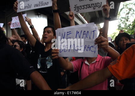 Bangkok, Thjailand. 25 mai 2014. Manifestant leur slogan contient jusqu'au cours d'un centre-ville en images rallly le 25 mai 2014. Plusieurs centaines de manifestants se sont réunis dans le centre de Bangkok, défiant un décret de loi martiale qui interdit l'assemblée publique. L'armée thaïlandaise a pris le pouvoir dans le coup le 22 mai après des mois de manifestations de rue et des troubles politiques. Crédit : John Vincent/Alamy Live News Banque D'Images