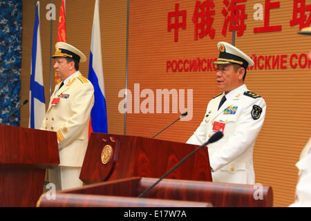 Shanghai, Chine. 26 mai, 2014. Zhong Tian (R), commandant adjoint de la Marine chinoise et les Chinois, directeur du 'Joint Sea-2014', traite de la cérémonie de clôture de l'exercice naval conjoint sino-russe à Shanghai, à l'est de la Chine, 26 mai 2014. L'administration de deux parties ont annoncé la fin de l'exercice ici lundi. Credit : Zha Chunming/Xinhua/Alamy Live News Banque D'Images