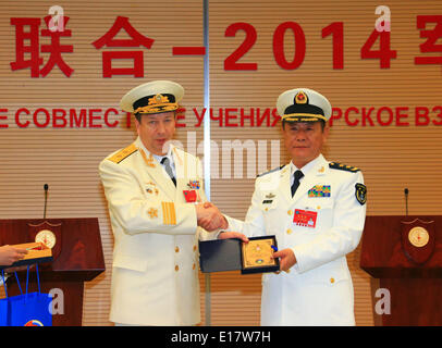 Shanghai, Chine. 26 mai, 2014. Administration de "Sea-2014' percer à partir de la Chine et la Russie échangent des dons à la cérémonie de clôture de l'exercice naval conjoint sino-russe à Shanghai, à l'est de la Chine, 26 mai 2014. L'administration de deux parties ont annoncé la fin de l'exercice ici lundi. Credit : Zha Chunming/Xinhua/Alamy Live News Banque D'Images