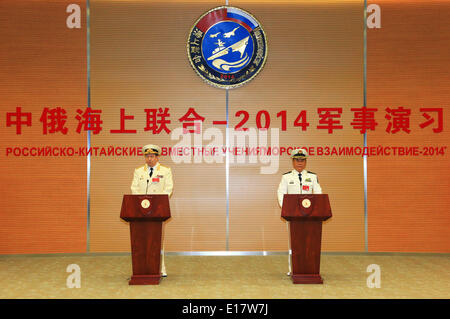 Shanghai, Chine. 26 mai, 2014. Zhong Tian (R), commandant adjoint de la Marine chinoise et les Chinois, directeur du 'Joint Sea-2014', et Fedotenkov, commandant adjoint de la marine russe et russe directeur de la percer, assister à la cérémonie de clôture de l'exercice naval conjoint sino-russe à Shanghai, à l'est de la Chine, 26 mai 2014. L'administration de deux parties ont annoncé la fin de l'exercice ici lundi. Credit : Zha Chunming/Xinhua/Alamy Live News Banque D'Images