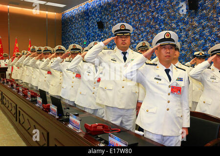 Shanghai, Chine. 26 mai, 2014. Les officiers de marine de la Chine salue à la cérémonie de clôture de l'exercice naval conjoint sino-russe à Shanghai, à l'est de la Chine, 26 mai 2014. L'administration de deux parties ont annoncé la fin de l'exercice ici lundi. Credit : Zha Chunming/Xinhua/Alamy Live News Banque D'Images