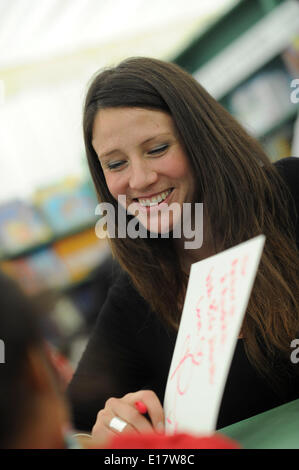 Hay-on-Wye, au Pays de Galles, Royaume-Uni BANK HOLIDAY Lundi 26 mai 2014 pour l'auteur RACHEL lumineuses sur le cinquième jour du Daily Telegraph 2014 Festival de littérature de Hay, le Pays de Galles UK Crédit : Keith morris/Alamy Live News Banque D'Images