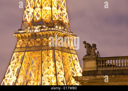 La Tour Eiffel éclairée la nuit. Il a été nommé d'après l'ingénieur Gustave Eiffel, qui a conçu la tour de fer. Banque D'Images