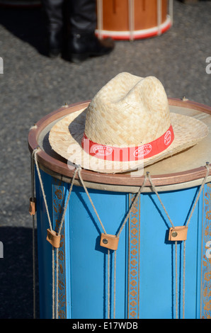 Tambour ou Tambourin bleu provençal & Straw Hat Aix-en-Provence Provence France Banque D'Images