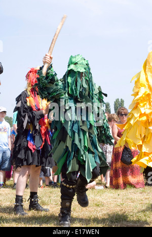 Fête médiévale de Tewkesbury, Gloucester UK Juillet 2013 : Bedlam Morris Dancers en robes de chiffon foule divertir Banque D'Images