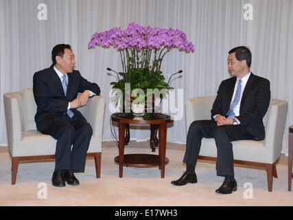 Hong Kong. 26 mai, 2014. Chef de l'exécutif de Hong Kong Leung Chun-ying (R) rencontre avec Zhang Yong, directeur de la China Food and Drug Administration, à Hong Kong, en Chine, le 26 mai 2014. © Xinhua/Alamy Live News Banque D'Images