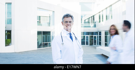 Portrait of smiling doctor sur toit Banque D'Images