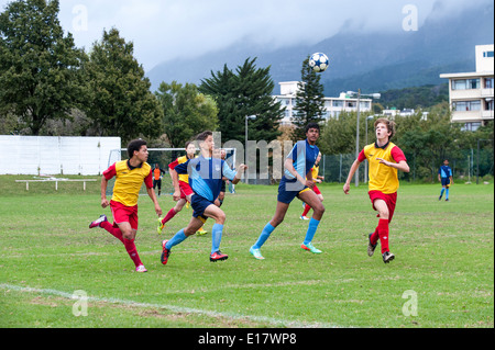 Joueurs de football junior tête, Cape Town, Afrique du Sud Banque D'Images