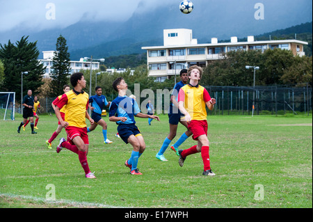 Joueurs de football junior tête, Cape Town, Afrique du Sud Banque D'Images