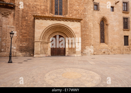 L'entrée nord de la basilique-cathédrale de l'Assomption de Notre-Dame de Valence. Banque D'Images