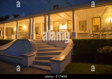 Chambre De luxe avec porche illuminé la nuit Banque D'Images