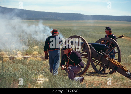 Tir de canon Guerre civile soldat par reenactors, Fort Union National Monument, New Mexico USA Banque D'Images