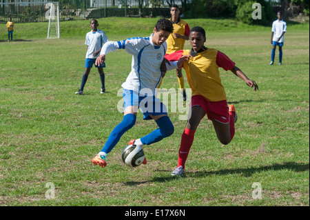 Joueurs de football junior pour attaquer la balle, Cape Town, Afrique du Sud Banque D'Images