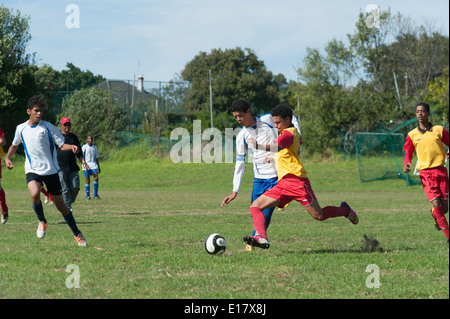 Joueurs de football junior pour attaquer la balle, Cape Town, Afrique du Sud Banque D'Images
