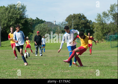 Joueurs de football junior s'attaquer et les coups de la balle, Le Cap, Afrique du Sud Banque D'Images