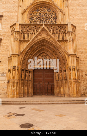 La façade ouest de la basilique-cathédrale de l'Assomption de Notre-Dame de Valence. Banque D'Images