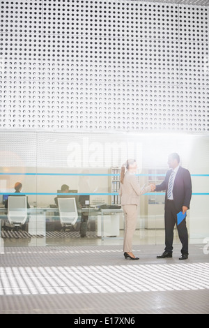 Businessman and businesswoman handshaking bureau extérieur Banque D'Images