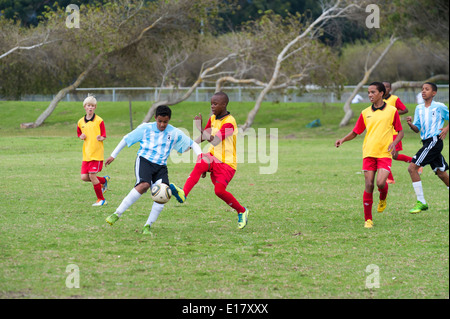 Joueurs de football junior s'attaquer et les coups de la balle, Le Cap, Afrique du Sud Banque D'Images