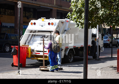 Les travailleurs de la ville avec les déchets refuser camion au centre-ville de Santiago du Chili Banque D'Images