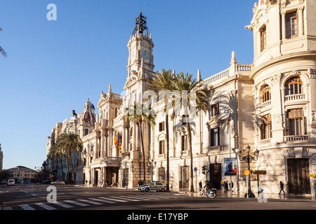 L'Ayuntamiento de Valencia (Hôtel de ville de Valence) en plein cœur du centre historique. Le bâtiment date du 18ème siècle. Banque D'Images