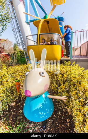 Vol en hélicoptère du lapin Miss ride, Peppa Pig World, Paultons Park, Romsey Southampton, Angleterre, Royaume-Uni. Banque D'Images