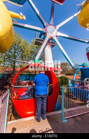 Vol en hélicoptère du lapin Miss ride, Peppa Pig World, Paultons Park, Romsey Southampton, Angleterre, Royaume-Uni. Banque D'Images