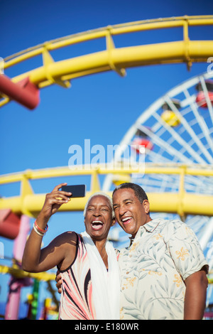 Young couple at selfies amusement park Banque D'Images