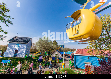 Vol en hélicoptère du lapin Miss ride, Peppa Pig World, Paultons Park, Romsey Southampton, Angleterre, Royaume-Uni. Banque D'Images