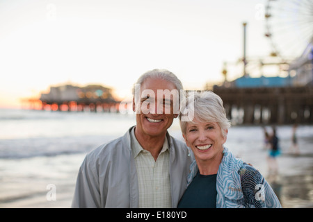 Portrait of smiling senior couple at beach Banque D'Images