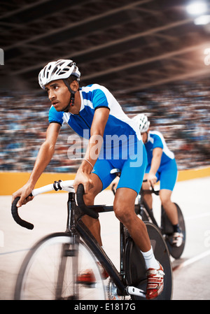 Les cyclistes sur piste vélodrome en équitation Banque D'Images