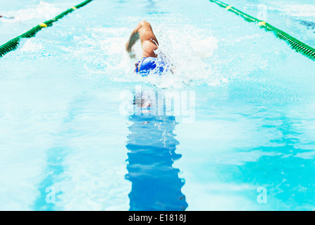 Swimmer racing in pool Banque D'Images