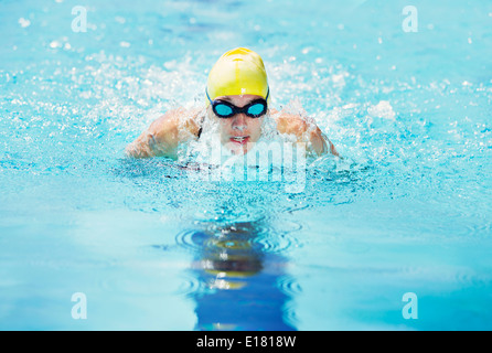 Portant ces lunettes de natation en piscine Banque D'Images