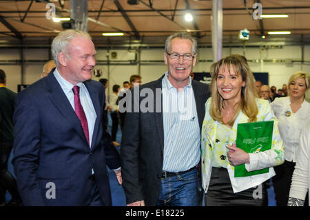 Belfast, Irlande du Nord. 26 mai 2014 - candidat du Sinn Fein Martina Anderson arrive à la station de comptage de l'UE avec le vice-premier ministre Martin McGuinness, Belfast Crédit : Stephen Barnes/Alamy Live News Banque D'Images