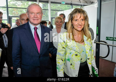 Belfast, Irlande du Nord. 26 mai 2014 - candidat du Sinn Fein Martina Anderson arrive à la station de comptage de l'UE avec le vice-premier ministre Martin McGuinness, Belfast Crédit : Stephen Barnes/Alamy Live News Banque D'Images