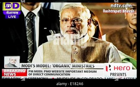 New Delhi. 26 mai, 2014. Dans cette image enregistrée à partir de prises de télévision indienne New Delhi, nouvellement assermenté premier ministre indien Narendra Modi observe l'hymne national après avoir prêté serment de bureau à New Delhi le 26 mai 2014. Narendra Modi, le fils d'un vendeur de thé, le lundi a créé l'histoire en devenant le nouveau premier ministre indien dans une grande cérémonie en présence de son homologue d'arch rival- Pakistan, ainsi que des chefs d'état des autres nations de l'Asie du Sud. Credit : Zheng Huansong/Xinhua/Alamy Live News Banque D'Images