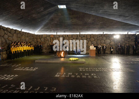 Jérusalem, Jérusalem, territoire palestinien. 26 mai, 2014. Le pape François et le Patriarche Œcuménique Bartholomée Ier prier à l'église du Saint-Sépulcre dans la vieille ville de Jérusalem le 25 mai 2014. Dans sa première tournée au Moyen-Orient depuis son onction en 2013, le Pape François a tenu un service de prière historique avec le Patriarche Œcuménique à Jérusalem le dimanche. C'était la première réunion entre les deux sectes chrétiennes dans cinquante ans. Document © Saeed Qaq/APA Images/ZUMAPRESS.com/Alamy Live News Banque D'Images