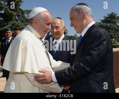 Jérusalem, Jérusalem, territoire palestinien. 26 mai, 2014. Le pape François arrive et rencontrer le Premier ministre israélien Benjamin Netanyahu et le président israélien Shimon Peres à Jérusalem, le 25 mai 2014. Dans sa première tournée au Moyen-Orient depuis son onction en 2013, le Pape François a tenu un service de prière historique avec le Patriarche Œcuménique à Jérusalem le dimanche. C'était la première réunion entre les deux sectes chrétiennes dans cinquante ans. (Document © Document Mark Neiman-Isr ZUMAPRESS.com/Alamy Images/APA/Live News Banque D'Images