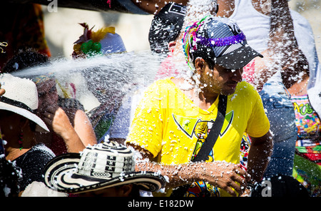 Barranquilla, Colombie - 1 mars 2014 - Familles et amis bataille avec mousse blanche dans les stands de le Carnaval de Barranquilla. La mousse est essentiellement du savon et de l'eau vaporisée d'un arosol pouvez. Banque D'Images