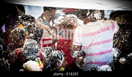 Barranquilla, Colombie - 1 mars 2014 - Familles et amis bataille avec mousse blanche dans les stands de le Carnaval de Barranquilla. La mousse est essentiellement du savon et de l'eau vaporisée d'un arosol pouvez. Banque D'Images