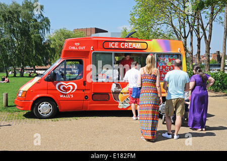 Les gens d'acheter des glaces à partir d'un ice cream van, Stratford-Upon-Avon, dans le Warwickshire, en Angleterre, l'Europe de l'Ouest. Banque D'Images