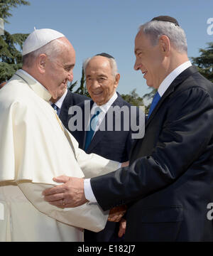 Jérusalem, Jérusalem, territoire palestinien. 26 mai, 2014. Le pape François arrive et rencontrer le Premier ministre israélien Benjamin Netanyahu et le président israélien Shimon Peres à Jérusalem, le 25 mai 2014. Dans sa première tournée au Moyen-Orient depuis son onction en 2013, le Pape François a tenu un service de prière historique avec le Patriarche Œcuménique à Jérusalem le dimanche. C'était la première réunion entre les deux sectes chrétiennes dans cinquante ans. (Document © Document Mark Neiman-Isr ZUMAPRESS.com/Alamy Images/APA/Live News Banque D'Images