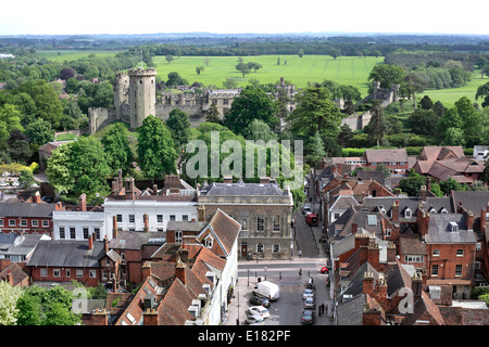 Vue d'une partie du centre-ville de Warwick, avec la rue de l'Église au premier plan et le château de Warwick au-delà. Banque D'Images