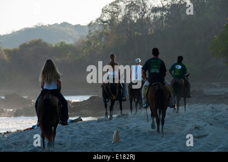 L'ÉQUITATION À LA PLAGE DE MONTEZUMA. NICOYA PENINSULA . Côte du Pacifique.LE COSTA RICA. L'AMÉRIQUE CENTRALE Banque D'Images