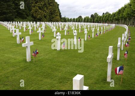 Les drapeaux américains et français marquer un lieu de sépulture des soldats tués dans la bataille de Belleau Wood à la suite d'une cérémonie pour marquer le 96e anniversaire de la bataille de la PREMIÈRE GUERRE MONDIALE historique et Memorial Day au cimetière américain Aisne-Marne, 24 mai 2014 à Nancy, France. Banque D'Images