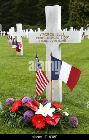 Les drapeaux américains et français marquer un lieu de sépulture des soldats tués dans la bataille de Belleau Wood à la suite d'une cérémonie pour marquer le 96e anniversaire de la bataille de la PREMIÈRE GUERRE MONDIALE historique et Memorial Day au cimetière américain Aisne-Marne, 24 mai 2014 à Nancy, France. Banque D'Images